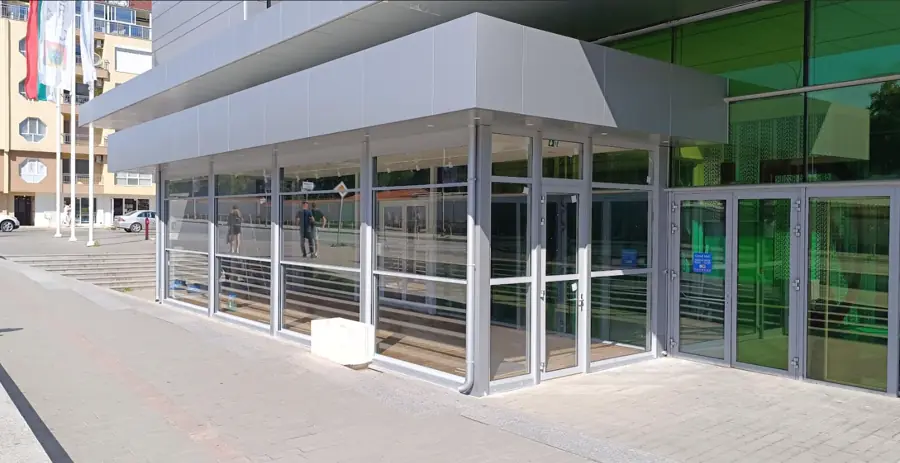Открито кафе в Grand Mall Варна с облицовка от еталбонд