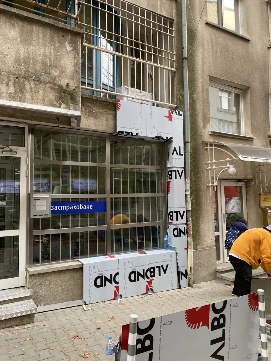 Тавите около витрината по време на монтажа