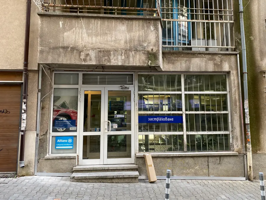 Офисът преди облицовката: стара мазилка и крива стена