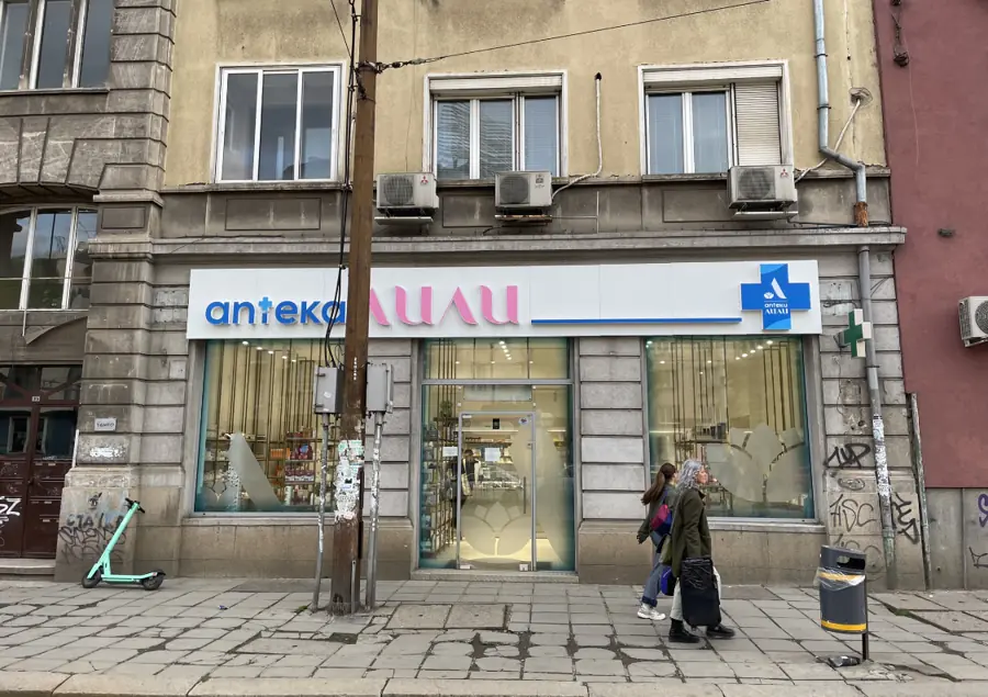Табела на аптека с гръб от еталбонд и светещи букви