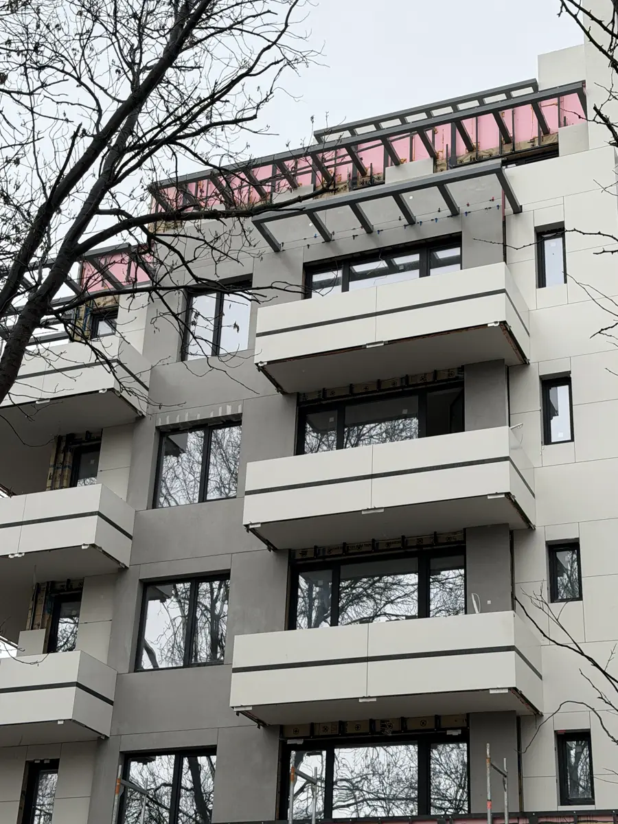 Жилищна сграда с фасада от еталбонд по време на монтажа